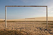 Leeres Fußballfeld am Strand