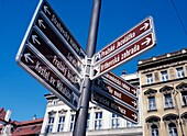 Schilder, die auf Sehenswürdigkeiten in Prag hinweisen