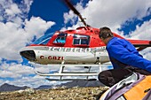 Hubschrauber setzt Touristen am Columbia Icefield ab.