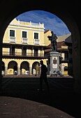Plaza De Los Coches durch einen Torbogen gesehen