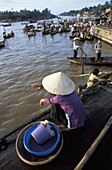Menschen in Booten auf dem Mekong-Fluss