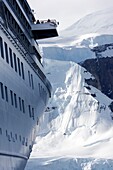 Kreuzfahrtschiff und schneebedeckter Berg