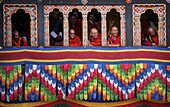 Ältere Mönche am Fenster in Tashi Chodzong während des buddhistischen Thimpu-Festivals
