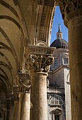 Blick durch die verschnörkelten Säulen und Kapitelle des Rektorenpalastes auf die Kathedrale.