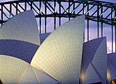 Blick über das Opernhaus auf die Sydney Harbor Bridge, Nahaufnahme