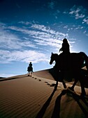 Reiter in Silhouette auf Sanddüne