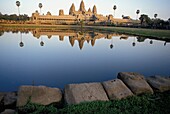 Angkor Wat Tempel spiegelt sich im Wasser