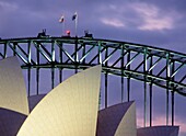 Detail des Sydney Opera House und der Sydney Harbor Bridge in der Abenddämmerung, Sydney, Nahaufnahme