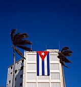 Kubanische Flagge auf Gebäude hängend