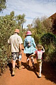 Familie beim Spaziergang im Kata Tjuta Park