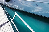 Segelboot Deck mit Reflexion des Ozeans auf dem Boot