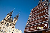 Die Kirche Unserer Lieben Frau vor dem Tyn und Touristenschilder