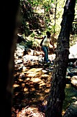 Junge Frau beim Wandern durch die Wälder am Kaledonischen Wasserfall im Troodos-Gebirge