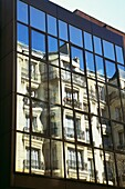 Jugendstil-Gebäude spiegelt sich im Glasgebäude