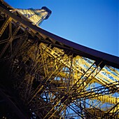 Der Eiffelturm in der Abenddämmerung.