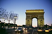 Arc Du Triomphe in der Abenddämmerung mit Verkehr, Paris