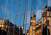 Spiegelungen von Wohngebäuden in einem modernen Glas-Wolkenkratzer, Paris