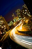 Straße bei Nacht mit Lichtspuren