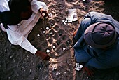 Männer spielen das ägyptische Zugpferd Seega