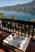 Frühstück auf dem Balkon einer Ferienanlage