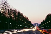 Arc De Triomphe und die Ave des Champs Elysees in der Abenddämmerung, Paris