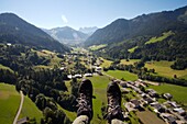 Paraglider's Füße über Morzine