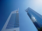 Die Emirates Towers, Shaikh Zayed Road, Blick aus flachem Winkel