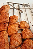 Croissants in einer Patisserie in Paris, Nahaufnahme