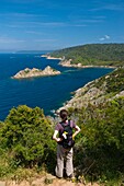 Frankreich, Provence, Port-Cros National Park, Wanderer rastet auf dem Weg; Insel Port-Cros
