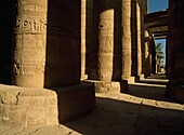 Hieroglyphen und Reliefs auf den Säulen der Großen Hypostyle-Halle