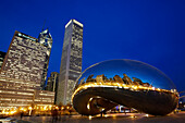 Cloud Gate (The Bean) Skulptur vor Wolkenkratzern bei Nacht, Chicago, Illinois, USA