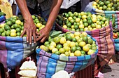 Zitronen und Limetten auf dem lokalen Markt