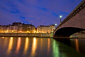 Blick über den Fluss und die Brücke zur Ile St. Louis bei Sonnenaufgang.