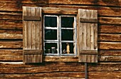 Holzhaus mit Fensterläden, Nahaufnahme
