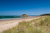 Blick über die Dünen und am Strand entlang zum Fort Du Guesclin