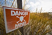 Schilder am Strand von East Falkland warnen vor den Gefahren von nicht explodierten Minen und Minenfeldern