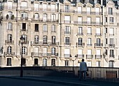 Mann auf der Brücke zur Ille De La Cite