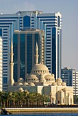 Sharjah Moschee und Wolkenkratzer