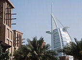 Traditionelle Windtürme im Mina A Salam Hotel mit dem Burj Al-Arab Hotel dahinter