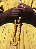 Einheimische Frau hält Halskette, Mittelteil