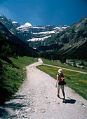 Frau, die den Pfad zum Cirque De Gavarnie hinuntergeht