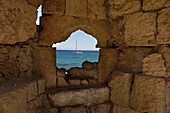 Yacht durch die Schießscharte in den Befestigungsanlagen der Altstadt von Rhodos gesehen