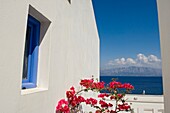 Balkon mit rosa blühenden Blumen im Resort mit Blick auf einige der Ionischen Inseln.