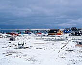 Häuser in verschneiter Landschaft am Eisfjord