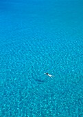 Frau schwimmt im klaren Meer der Bucht von Lindos