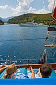 Junges Paar entspannt sich auf dem Deck einer Segeljacht in der Nähe der Insel Lefkas.