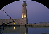 Leuchtturm in Rethymnon durch einen Bogen gesehen