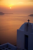 Weiß getünchte Kapelle am Meer bei Sonnenuntergang