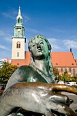 Marienkirche, und eine weibliche Statue
