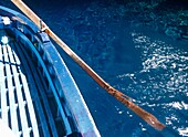 Fischerboot und klares türkisfarbenes Meer